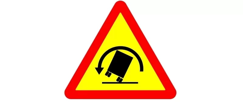 cau-hoi-117-bien-bao-giao-thong-cho-ngoac-nguy-hiem-nguy-co-lat-xe-ben-phai